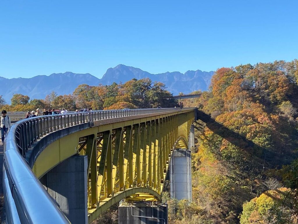 八ヶ岳高原大橋を紅葉の時期に撮影した画像です。甲斐駒ヶ岳と八ヶ岳高原大橋が写っています